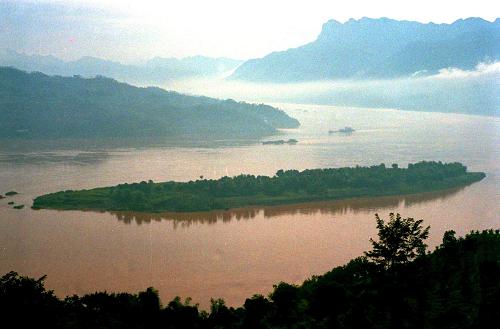 千秋三峽 世紀偉業(yè)——三峽工程見證新中國60年發(fā)展足跡 這是中堡島的原始地貌(資料照片)。三峽工程于1994年12月14日正式開工,工程采用分期導(dǎo)流方式,分三期進行施工,以中堡島為分界點向兩側(cè)延伸,分別修建左岸和右岸大壩。 “截斷巫山云雨,高峽出平湖”,隨著設(shè)計建設(shè)任務(wù)的如期完成,歷經(jīng)近17年的建設(shè),舉世矚目的三峽工程將一代偉人的豪邁設(shè)想變?yōu)楝F(xiàn)實。承載著共和國水利輝煌夢想的三峽工程,鑄就了惠及千秋的民生水利。 三峽工程凝聚了幾代中央領(lǐng)導(dǎo)集體和全國人民的智慧與力量。1978年至1988年,三峽工程基本完成了建設(shè)的決策準備;1988年至1998年,三峽工程正式開工并實現(xiàn)大江截流;1998年至2008年,三峽樞紐主體工程、輸變電工程和移民工作基本完成,三峽水庫實現(xiàn)了175米蓄水的最終目標條件,使夢想變?yōu)楝F(xiàn)實。 新華社發(fā)